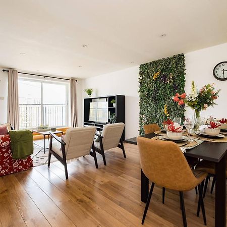 Wild Roses Service Apartments - East India Londres Extérieur photo