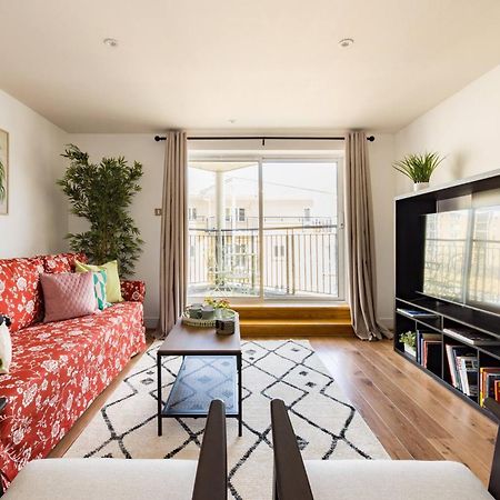 Wild Roses Service Apartments - East India Londres Extérieur photo