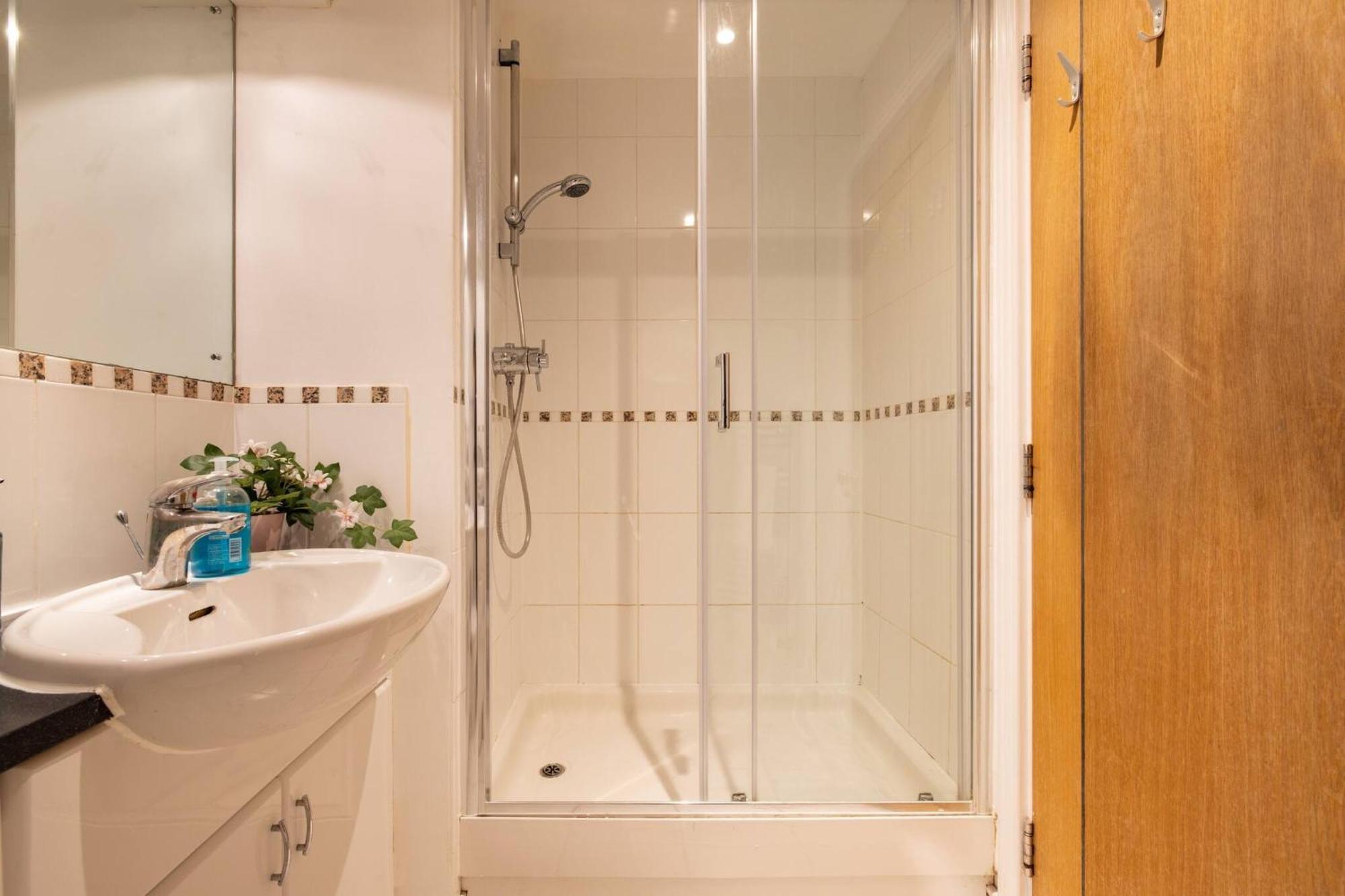 Wild Roses Service Apartments - East India Londres Extérieur photo