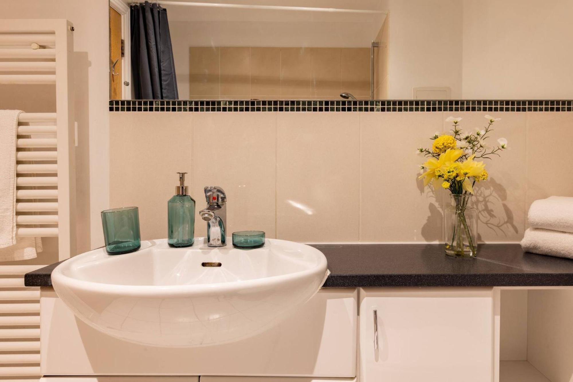 Wild Roses Service Apartments - East India Londres Extérieur photo