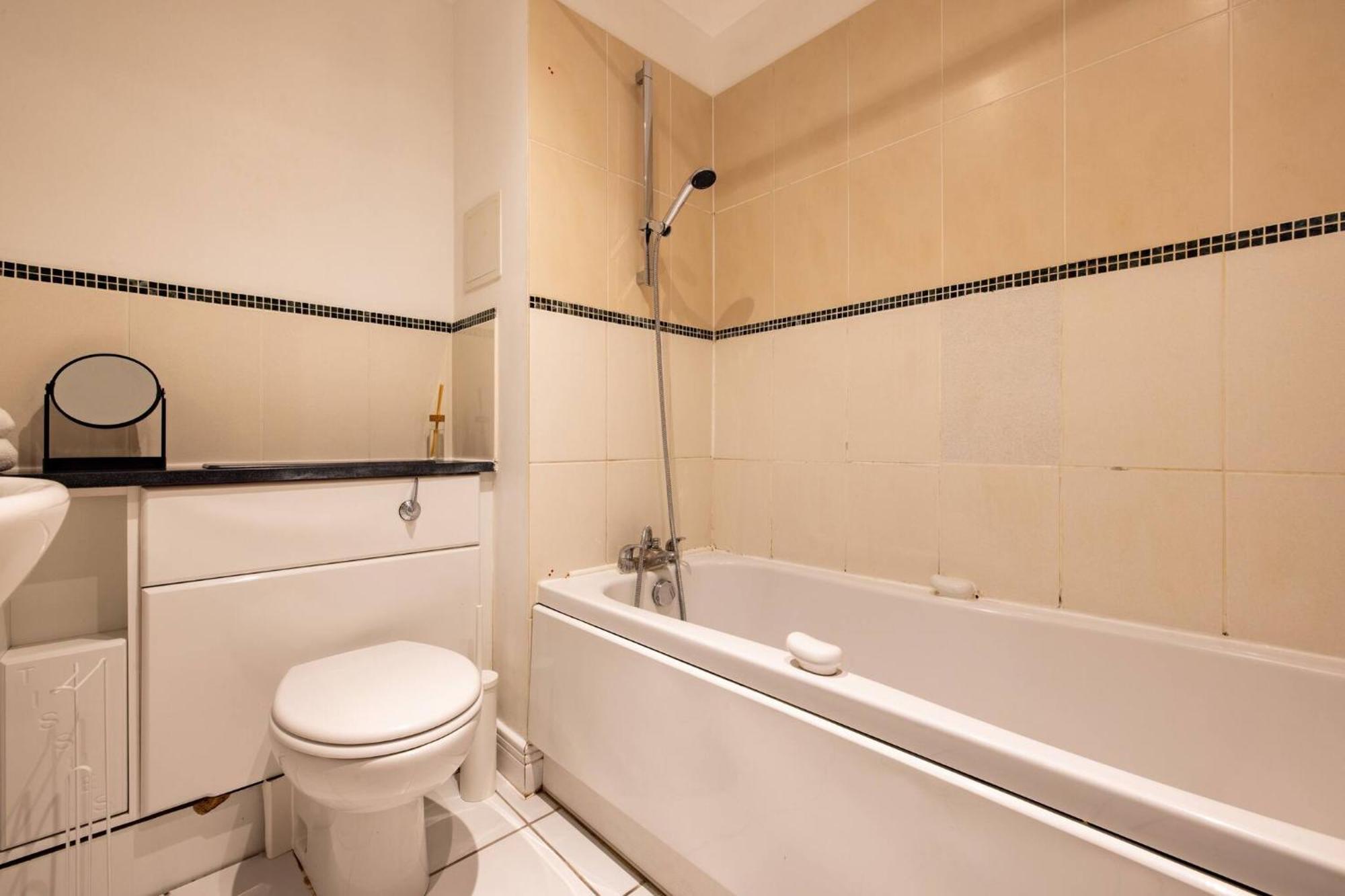 Wild Roses Service Apartments - East India Londres Extérieur photo