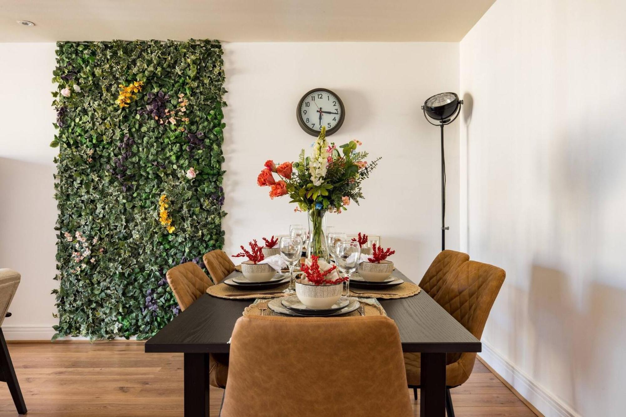 Wild Roses Service Apartments - East India Londres Extérieur photo