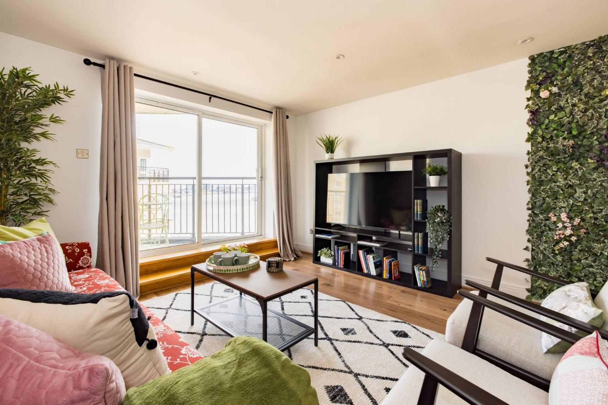 Wild Roses Service Apartments - East India Londres Extérieur photo