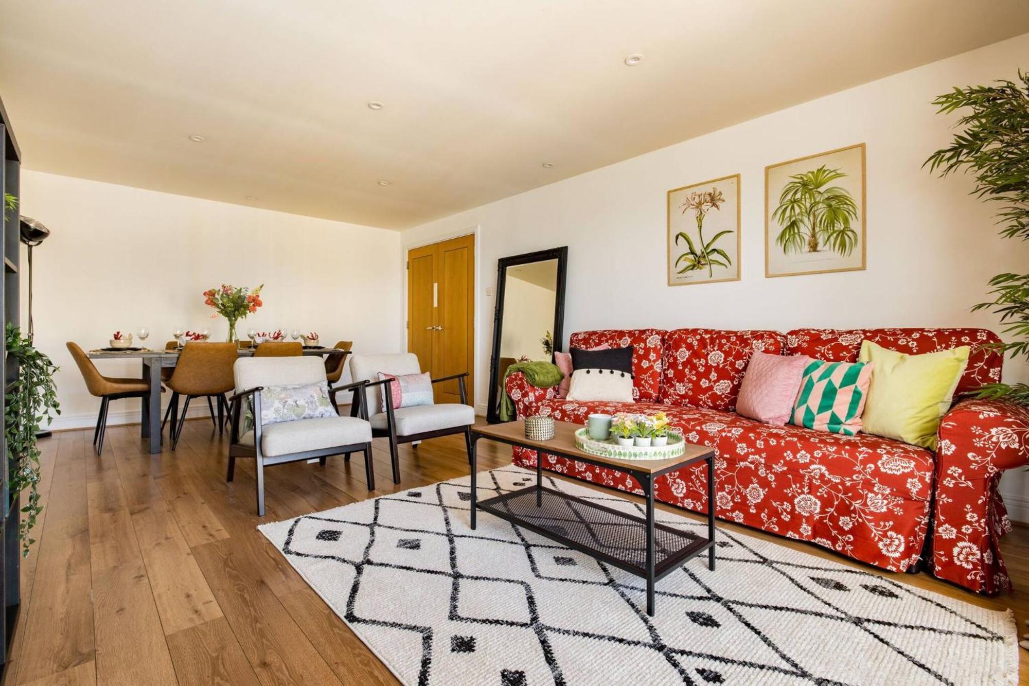 Wild Roses Service Apartments - East India Londres Extérieur photo