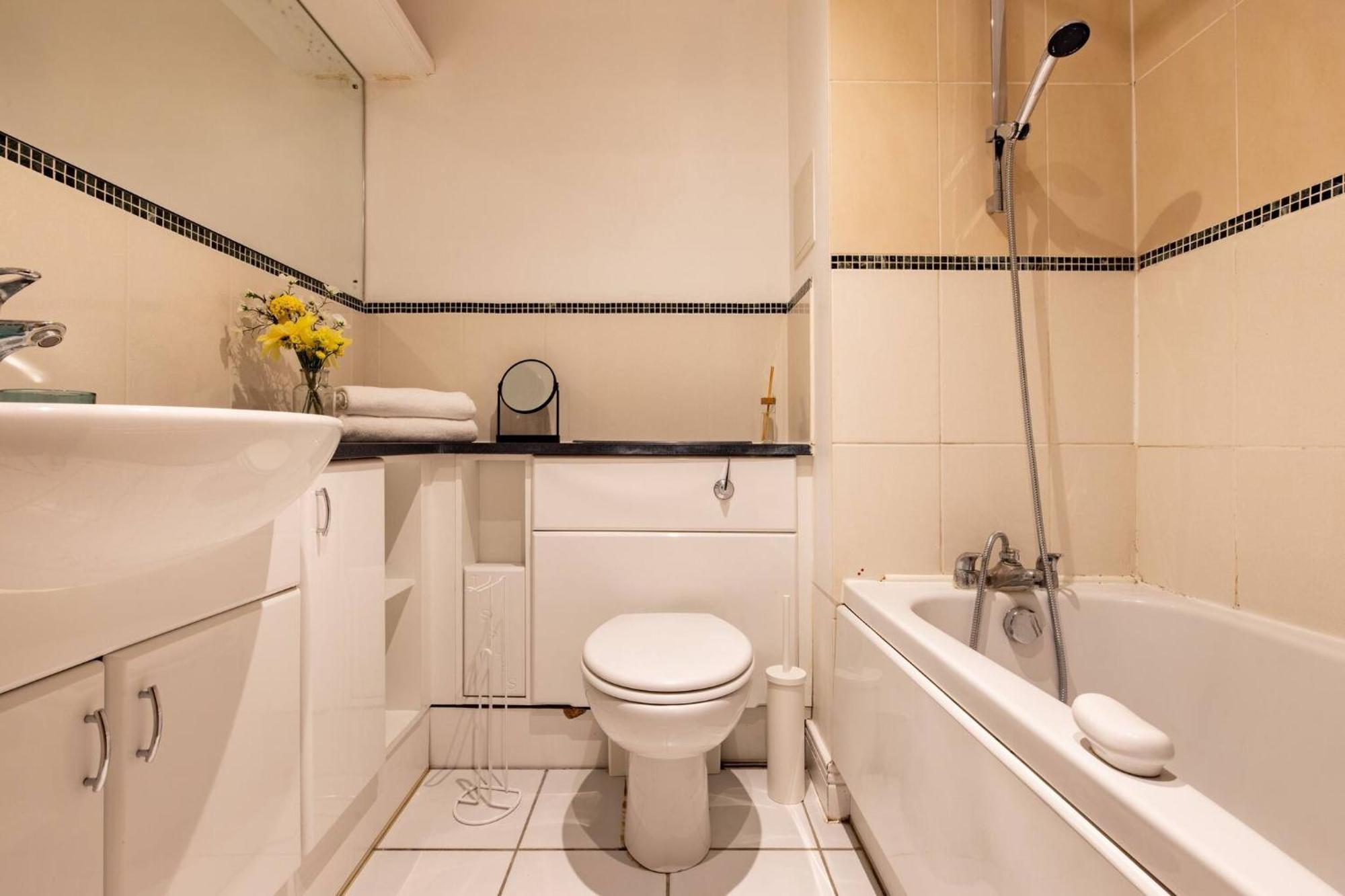 Wild Roses Service Apartments - East India Londres Extérieur photo